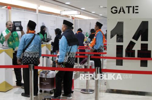Airlangga Ungkap Permintaan Dolar AS Naik Saat Musim Haji, Rupiah Tertekan