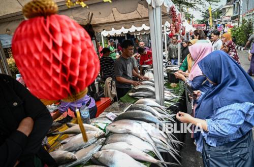 Ramai Sejak Pagi! Festival Bandeng Rawa Belong Diserbu Warga