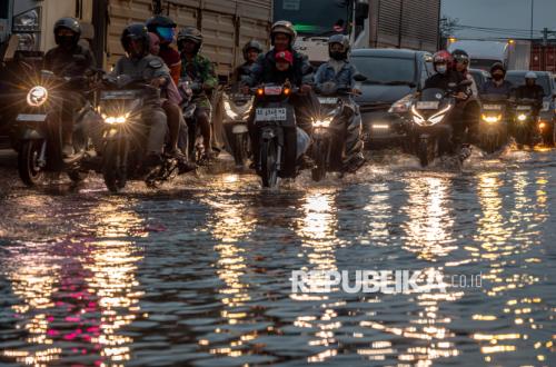 Ekstraksi Air Tanah oleh Industri Perparah Penurunan Muka Tanah Pantura Semarang