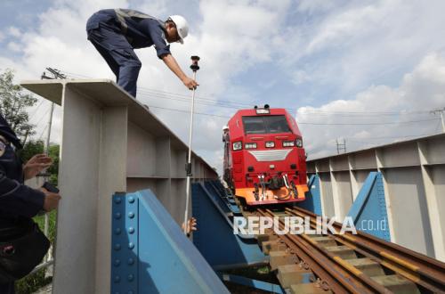 Pastikan Konstruksi Aman, Kemenhub Uji Kekuatan Jembatan KA di Kediri