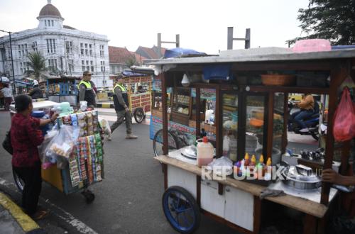 Pemkot Jakbar Tertibkan PKL Liar dan Parkir Sembarangan di Kembangan