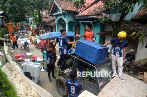 Evakuasi Barang Korban Bencana Tanah Bergerak di Tegal Terkendala Akses Jalan