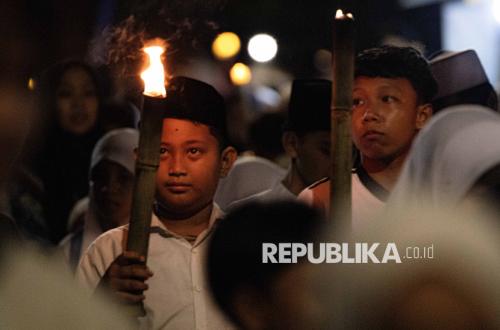 Rayakan Tahun Baru Islam, Santri di Cirebon Tanding Sepak Bola Api
