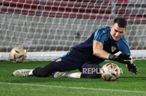 Barcelona Rekrut Kiper Timnas Kroasia Dominik Livakovic dari Fenerbahce