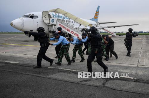 Aksi Dramatis Kopaska TNI AL Simulasikan Penyelamatan Sandera