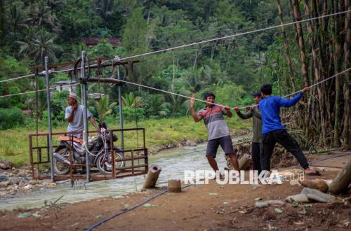 Jembatan Penghubung Ponorogo–Trenggalek Putus, Gondola Darurat Jadi Andalan Warga