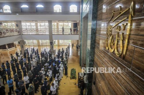 Shalat Jenazah Harus Minimal Tiga Shaf, Benarkah?