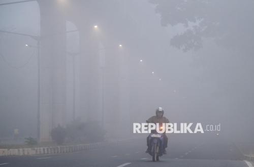 Kabut Asap Karhutla Ganggu Aktivitas Warga di Palembang