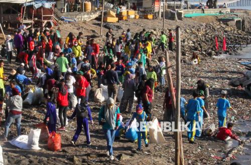 Pelajar dan Warga Gotong Royong Bersihkan Sampah di Pantai Kedung Cowek