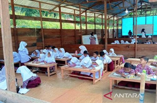 220 Siswa di Nagan Raya Masih Belajar di Tenda Darurat