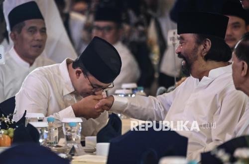 Momen Anies Baswedan Cium Tangan Surya Paloh di Bukber Partai Nasdem
