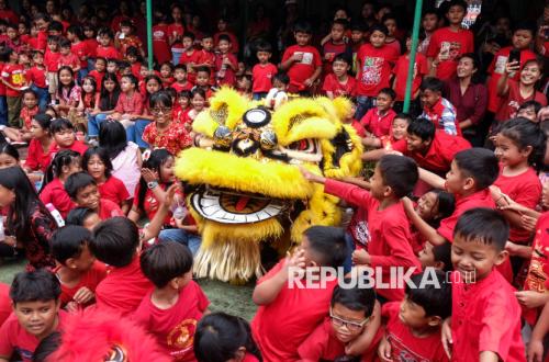 Sambut Imlek, Atraksi Barongsai Hibur Siswa Sekolah Dasar di Solo