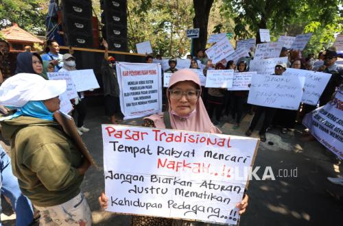 Ratusan Pedagang Pasar di Kediri Tuntut Perbaikan Tata Kelola Pasar