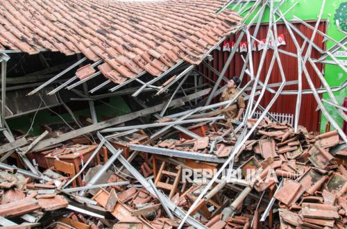 Kondisi Bangunan Lapuk, Atap SDN Jomin Barat III Karawang Ambruk