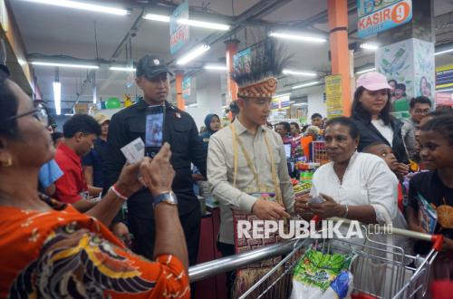 Kunjungan Perdana, Wapres Gibran Beri Bantuan untuk Warga Sorong