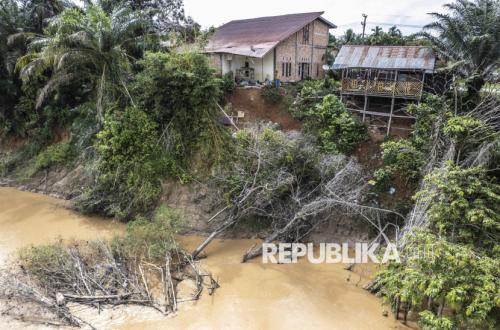 Abrasi Sungai Batang Tembesi Ancam Belasan Rumah di Jambi