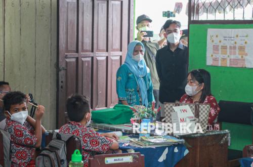 Wapres Gibran Pantau Pembelajaran Tatap Muka di Tengah Kabut Asap Palangka Raya