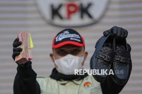 Pejabat Harus Saleh: Jalan Keras Menyelamatkan Negara