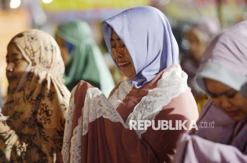 Tangis dan Doa Warga untuk Korban Kecelakaan Kereta di Bekasi Timur