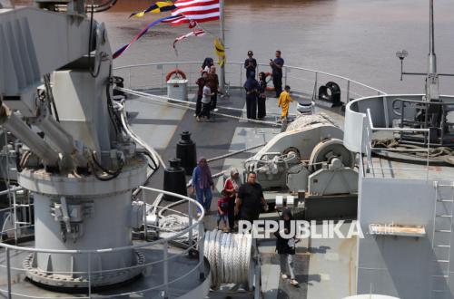 Antusiasme Warga Jelajahi KRI Teluk Calang-524