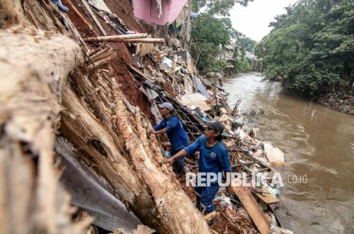 Hujan Deras Picu Longsor di Tebet, 6 Rumah di Bantaran Sungai Ciliwung Ambruk