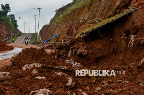 Jalur Penghubung Kabupaten Sumedang-Majalengka Ditutup Sementara Akibat Longsor