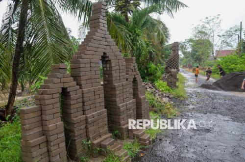 Jalan Tak Kunjung Diperbaiki, Warga Banyuwangi Gelar Aksi Unik Bangun Candi