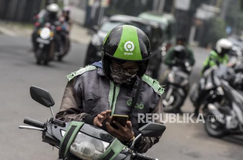 Ojol Curhat ke Polisi Banyak Penumpang Enggan Pakai Helm di Bandung