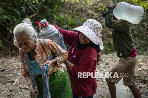 Perjuangan Warga Grobogan Mendapatkan Air di Tengah Kemarau Panjang