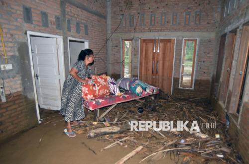 Pascabanjir Bandang Padang, Warga Mulai Bersihkan Rumah dari Timbunan Lumpur