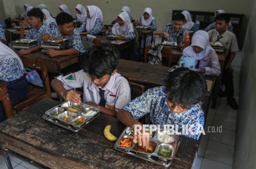 Sempat Bisiki Prabowo soal Pergantian Kepala BGN, Zulhas: Ganti yang Muda