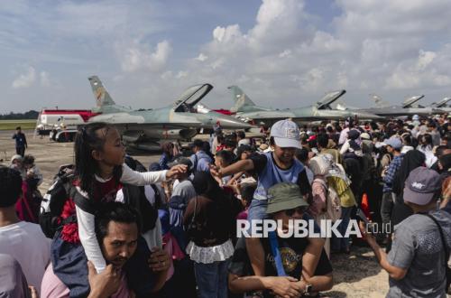 TNI AU Gelar Open Base, Warga Antusias Saksikan F-16 Fighting Falcon dari Dekat