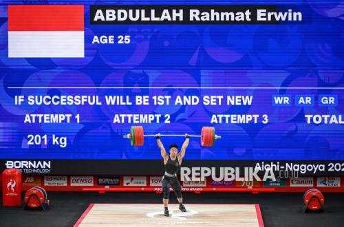 Lifter putra Indonesia Rahmat Erwin Abdullah melakukan angkatan clean and jerk pada final kelas 75 kilogram angkat besi Asian Games 2026 di Nagoya City Trade and Industry Center, Nagoya, Aichi, Jepang, Sabtu (26/9/2026). Rahmat Erwin Abdullah meraih medali emas setelah berada di posisi pertama sekaligus memecahkan rekor dunia kelas 75 kilogram untuk total angkatan 366 kilogram dan clean and jerk 206 kilogram. 