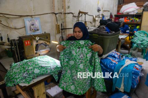 Geliat Perajin Seragam Sekolah Jelang Tahun Ajaran Baru