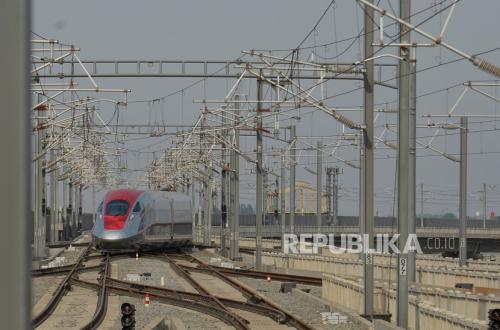 Ratusan Layangan Tersangkut di Jalur Kereta Cepat Whoosh, KCIC Jelaskan Dampak Buruknya