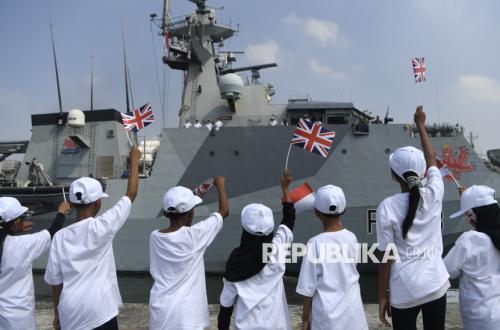 Anak-Anak Pesisir Cilincing Sambut Kedatangan Kapal Perang Inggris HMS Tamar