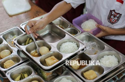 Cegah Kasus Keracunan, MBG Diberi Label Harus Dikonsumsi Maksimal 4 Jam Setelah Masakan Matang