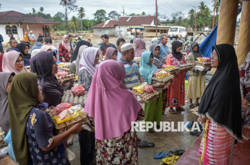 Antrean Mengular, Ibu-Ibu Serbu Sembako Murah di Bandung, 10 Ribu Paket Disiapkan