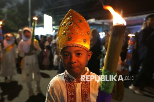 Warga dan Pelajar Meriahkan Pawai Obor Ramadhan di Gorontalo