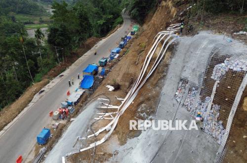 Antisipasi Longsor, Tebing di Ruas Jalan Malalak Agam Diperkuat