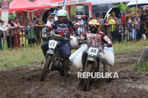 Saat Buruh Angkut Gabah Beradu Cepat dalam Tradisi Balap Manol