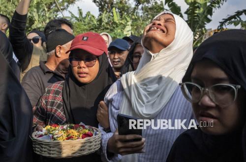 Tangis Keluarga Iringi Pemakaman Korban Helikopter Airbus H130