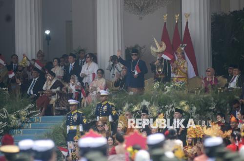 Rayakan HUT Ke-81 di Istana, Prabowo Duduk Diapit Gibran dan Jokowi
