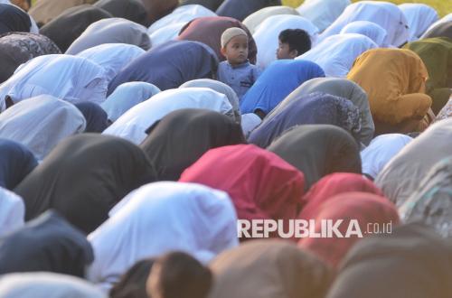 15 Amalan yang Membuat Malaikat Mendoakan dan Memohonkan Ampunan untuk Kita