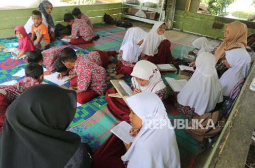Sambut Ramadhan, Pemkot Bengkulu Berikan 1.600 Paket Sembako untuk Guru Ngaji dan Imam