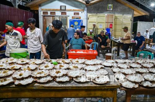 Ribuan Porsi Makanan Sahur Dibagikan Gratis Setiap Malam di Palu
