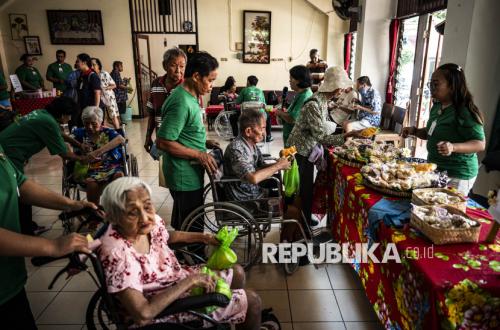 Sambut Hari Lansia Nasional, Lansia di Panti Werda Semarang Diajak Berbelanja Layaknya di Pasar
