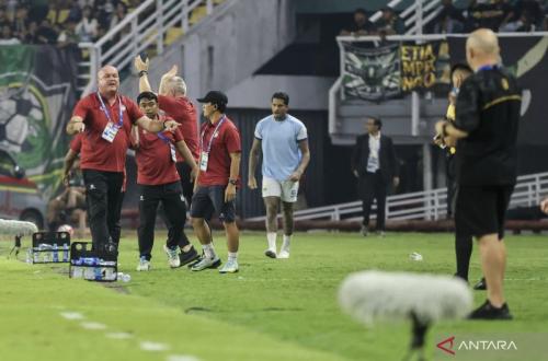 Pelatih Persib Enggan Komentar Usai Laga Imbang Lawan Persebaya