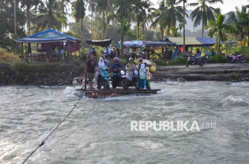 Jembatan Putus, Warga Padang Pariaman Andalkan Rakit untuk Seberangi Sungai Batang Anai