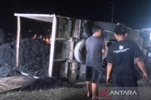 Truk Pengangkut Batu Bara Terbalik di Aceh Barat Akibat Pecah Ban